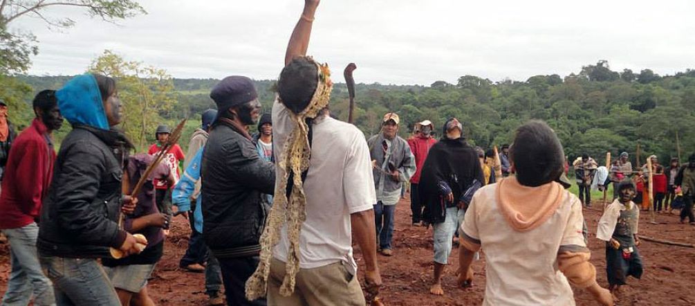 "Dove andiamo? Questo è il nostro posto. Se ci cacciano, ritorneremo", ha detto il leader Ramón López. Foto: Conapi Indigeni Avá Guaraní danzano sulle rovine del loro tempio.