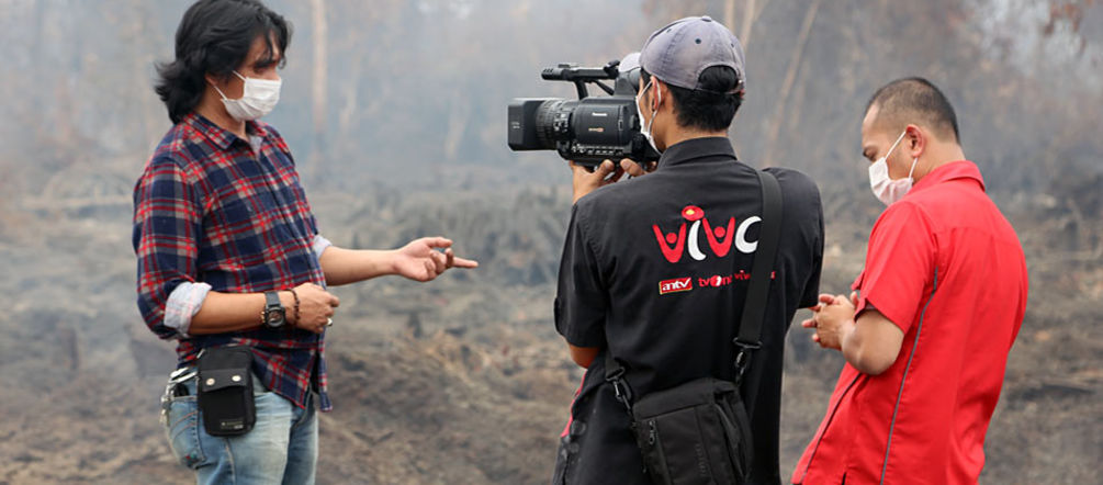 “1.000 ettari di foresta di torbiere sono state bruciate” afferma l’attivista ambientalista Feri Irawan. “Ma siamo ancora in grado di salvare la maggior parte della foresta.” Feri Irawan durante gli incendi in Indonesia
