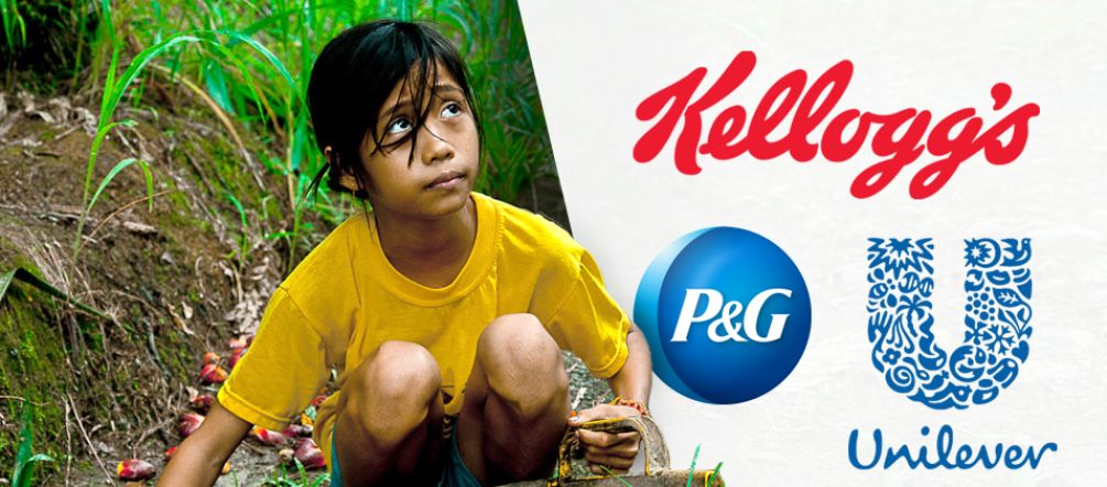 Una bambina in una piantagione di palma da olio guarda con ansia in direzione dei logo di Kellogg’s, Nestle,  Unilever e Procter & Gamble