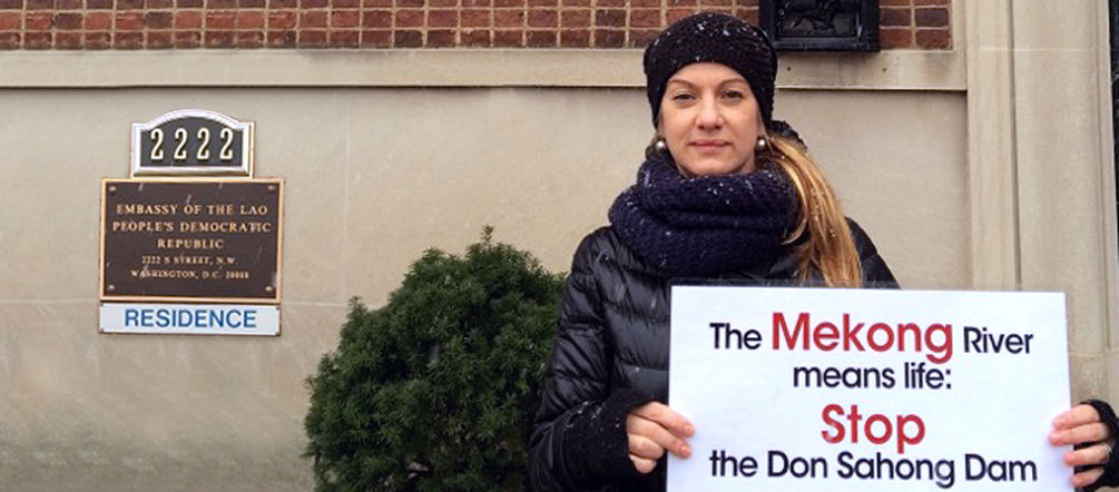 Elisa Norio, attivista di Salviamo la Foresta, ha consegnato la petizione alle ambasciate a Washington D.C. Salviamo la Foresta ha consignado la peticione per protegeré il fiume Mekong
