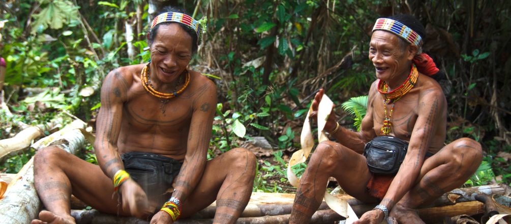 Due nativi Mentawai nella loro foresta sull'isola di Siberut in Indonesia