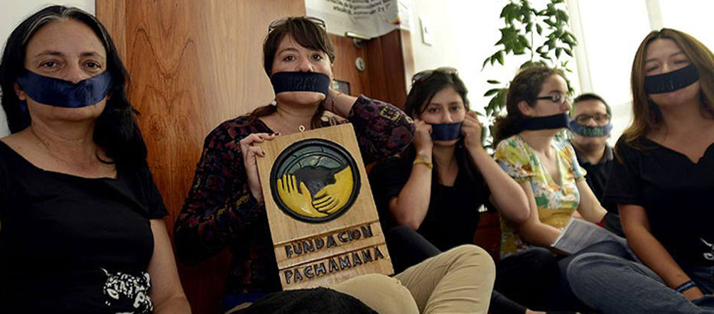 Membri della Fundación Pachamama si imbavagliano per protesta contro la chiusura della ONG (Foto: El Universo)