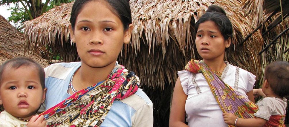 Donne e bambini subiscono i danni dell’espansione della palma Donne e bambini indigeni delle Filippine