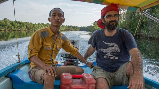 Fondatori di Mother Nature Sun Mala e Alejandro Gonzalez-Davidson sul fiume  Areng