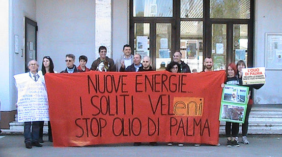 Manifestanti contro la bioraffineria  dell' ENI a Venezia