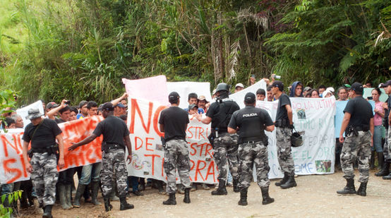 La polizia nella comunità di Junín, Intag, dove non vogliono la miniera