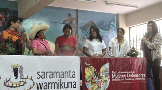 116.572 firme sono state consegnate a Máxima Acuña e autorità a Lima, Perù