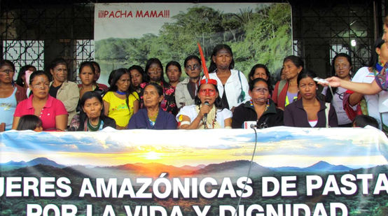 Donne indigene marciano per la foresta