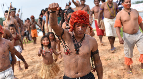 Indigeni Mundurukú difendendo le foreste e i fiumi dell'Amazzonia