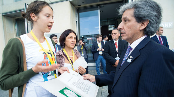 La consegna a Berlino delle 140.000 firme contro la deforestazione al ministro dell'Ambiente peruviano