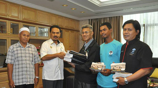 Consegna firme alle autorità malesi per proteggere le tartarughe marine in Malesia
