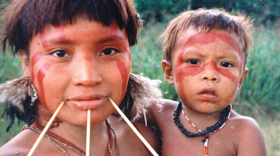 Una donna indigena Yanomami con un bimbo
