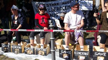 Gli attivisti si cementato i piedi in segno di protesta in occasione della riunione degli azionisti della HeidelbergCement