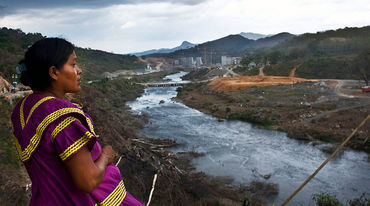 Una donna indigena Ngäbe Bugle e il Río Tabasará
