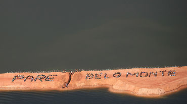 Una vista dall’alto: Fermate Belo Monte scritto su una spiaggia