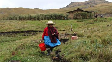 Máxima Acuña sulla sua terra