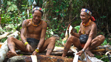 Due nativi Mentawai nella loro foresta sull'isola di Siberut in Indonesia