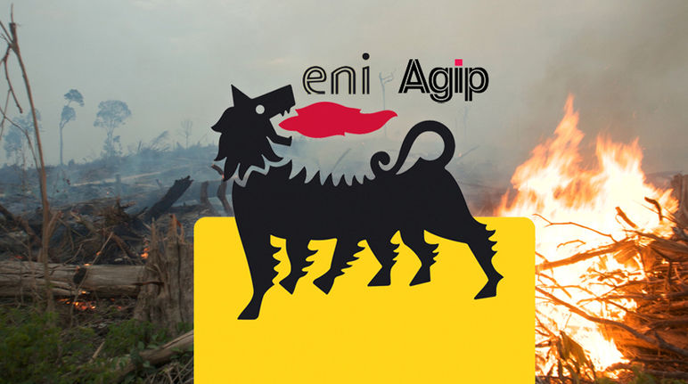 Il logo di Eni e la foresta che brucia