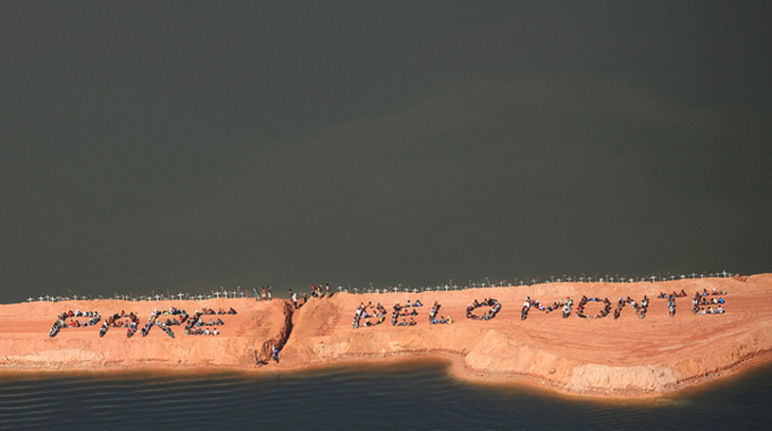 Protesta per fermare Belo Monte del 2012 Una vista dall’alto: Fermate Belo Monte scritto su una spiaggia