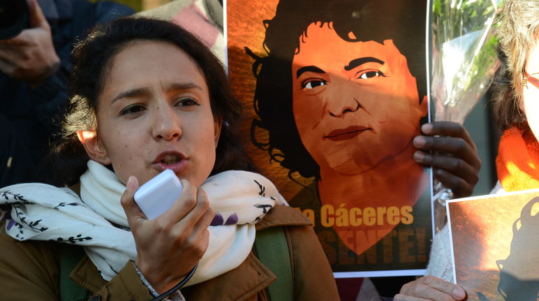 Berta Zúñiga Cáceres, figlia di Berta Cáceres continua la causa iniziata da sua madre Berta Zúñiga Cáceres nella manifestazione della CIDH