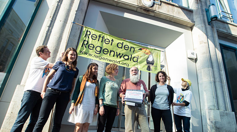 “Il Cile può salvare le foreste dell'Ecuador”, questo il messaggio per l'ambasciata cilena a Berlino (Foto: Christine Denck) Consegnate oltre 100.000 firme per Intag all'ambasciata cilena a Berlino
