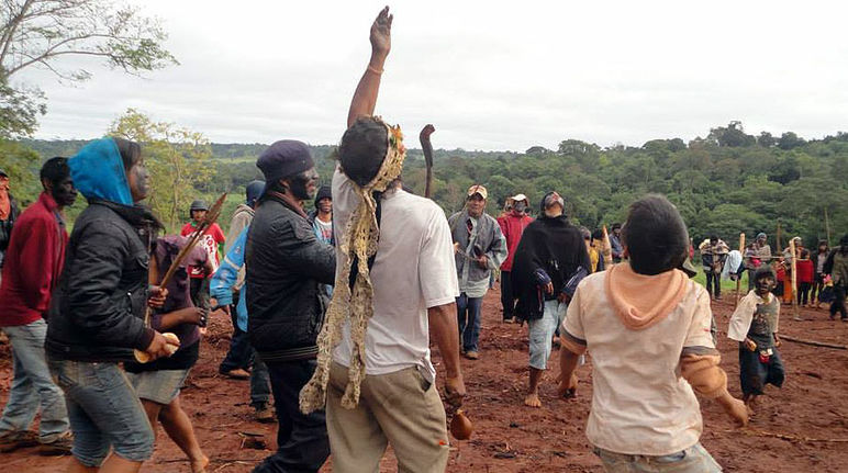 "Dove andiamo? Questo è il nostro posto. Se ci cacciano, ritorneremo", ha detto il leader Ramón López. Foto: Conapi Indigeni Avá Guaraní danzano sulle rovine del loro tempio.