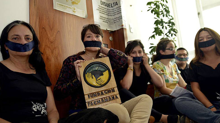Membri della Fundación Pachamama si imbavagliano per protesta contro la chiusura della ONG (Foto: El Universo)