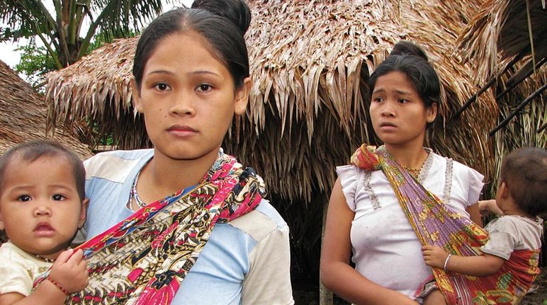 Donne e bambini indigeni delle Filippine