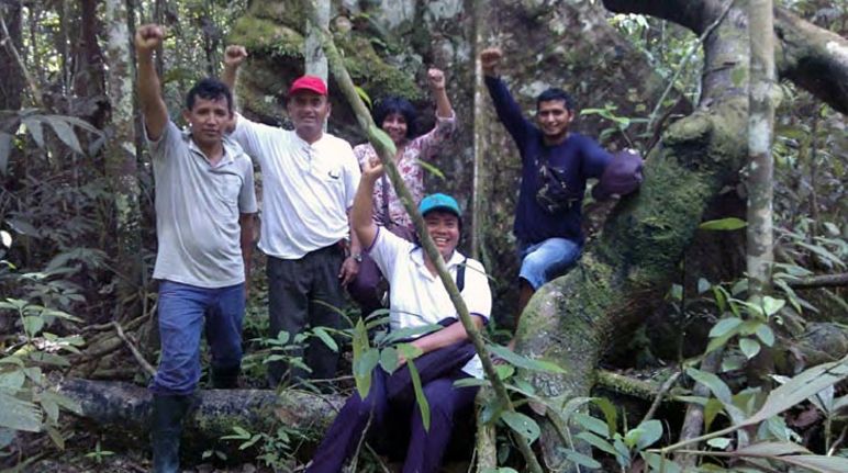 I membri del Frente Patriotico vogliono fermare la distruzione della foresta Attivisti del Frente patriotico in Perú in difesa della foresta