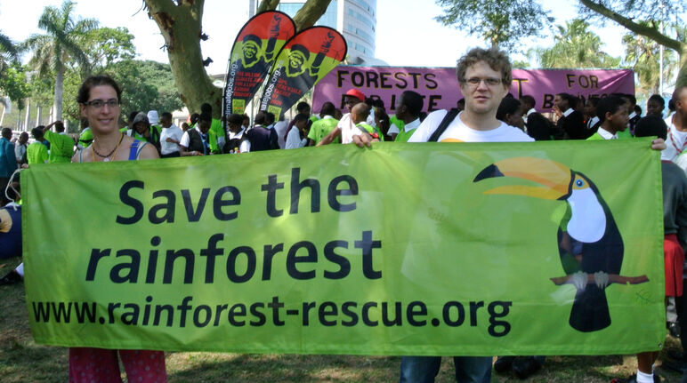 Lavoriamo attivamente per difendere le foreste per le generazioni future. Guadalupe Rodriguez e Mathias Rittgerott Salva la Selva / Rettet den Regentad protestan contra le piantagioni industriali di alberi nel corso della conferenza CSAP 2015 a Durban, in Sud Africa. Guadalupe Rodriguez e Mathias Rittgerott nella manifestazione contra le piantagioni di alberi durante la Conferenza CSAP a Durban, 2015