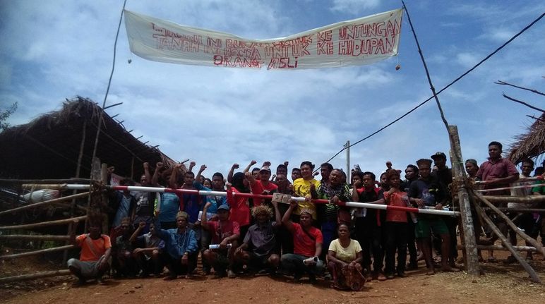 Le comunità indigene bloccano una strada forestale in Malesia occidentale