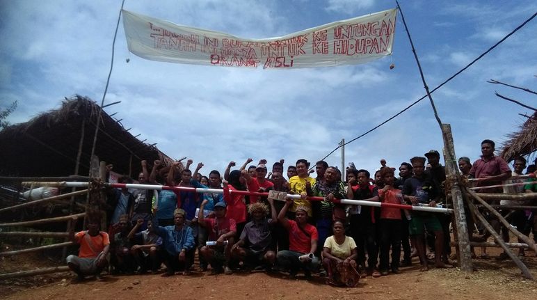 Le comunità indigene bloccano una strada forestale in Malesia occidentale Le comunità indigene bloccano una strada forestale in Malesia occidentale