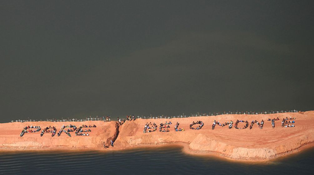 Protesta per fermare Belo Monte del 2012 Una vista dall’alto: Fermate Belo Monte scritto su una spiaggia