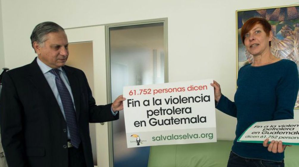 L'ambasciatore del Guatemala a Berlino riceve le firme della petizione di Salviamo la Foresta