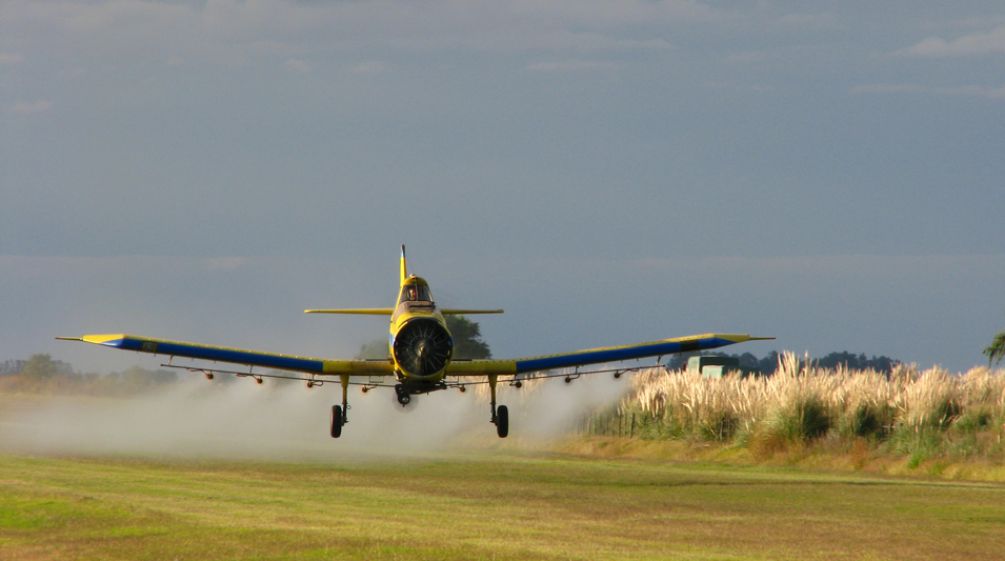 L'uso del glifosato è moto difuso in Argentina (Foto: Santiago Nicolau via Flickr) Un aereo cosparge il glifosato in un campo coltivato