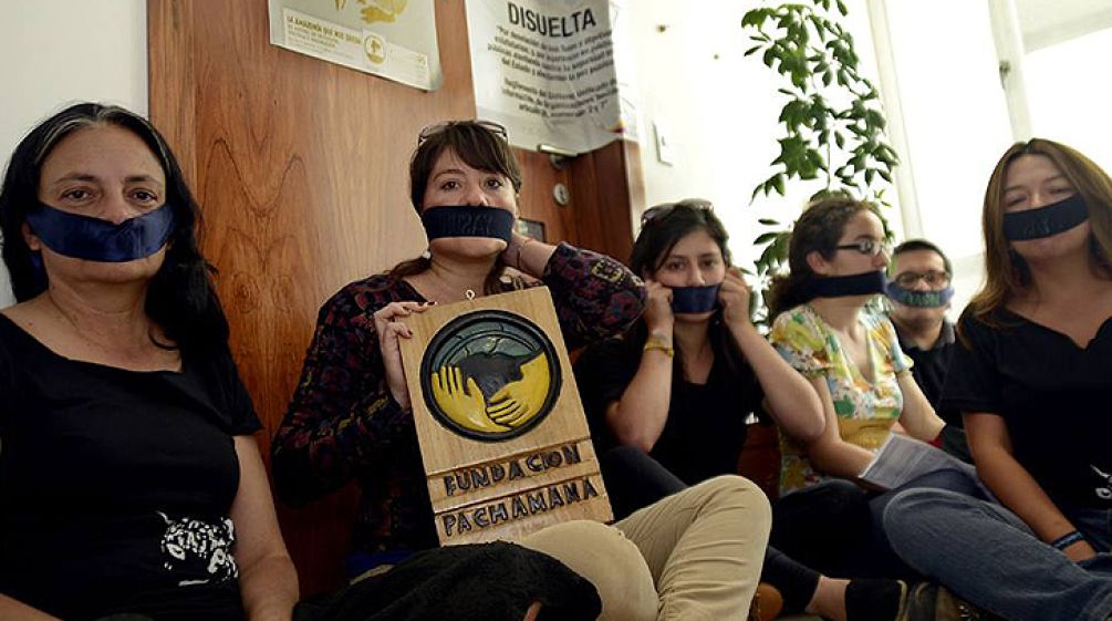 Membri della Fundación Pachamama si imbavagliano per protesta contro la chiusura della ONG (Foto: El Universo)