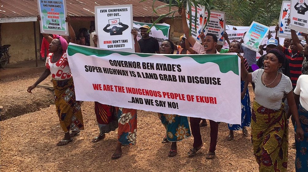 Indigeni Ekuri dimostrano contro la costruzione di una strada attraverso la foresta