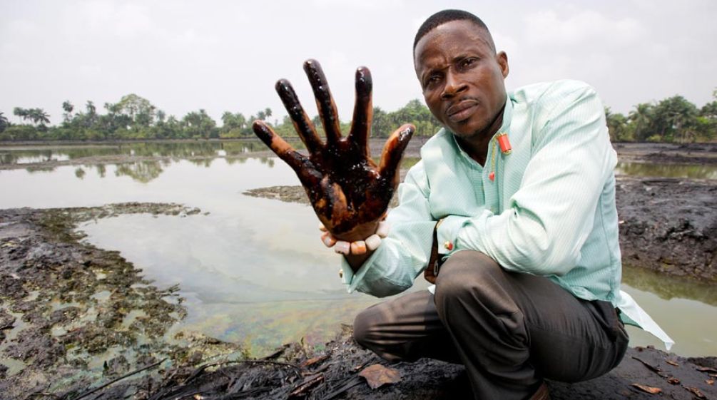 Questo e’ l’inquinamento da petrolio causato dalla Shell in Nigeria Un corso d’acqua completamente sporco di petrolio