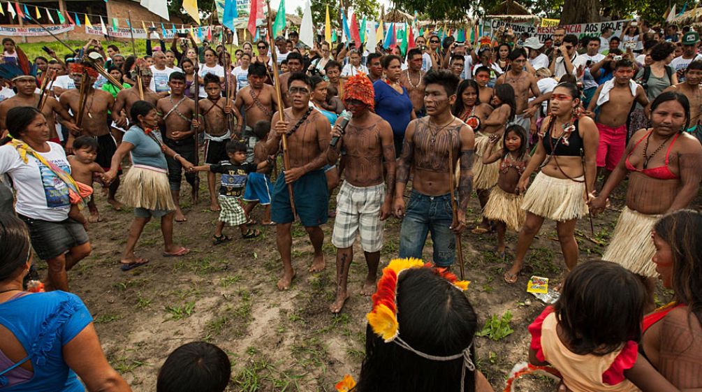 Indigeni Mundurukú durante una manifestazione contro la diga sul fiume Tapajós