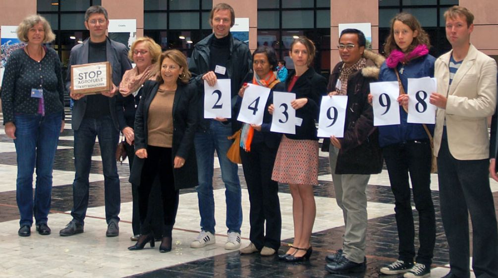 Quasi un quarto di milione di firme contro gli agrocombustibili: Ambientalisti con gli eurodeputati prima del voto di oggi a Strasburgo Ambientalisti a Starsburgo consegnano 243.998 contro glía agrocombustibili agli eurodeputati