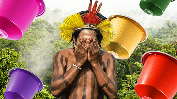Fotomontaggio: un indigeno amazzonico prende la testa fra le mani per non vedere la "pioggia" di capsule Nespresso che cadono a pioggia nella sua foresta